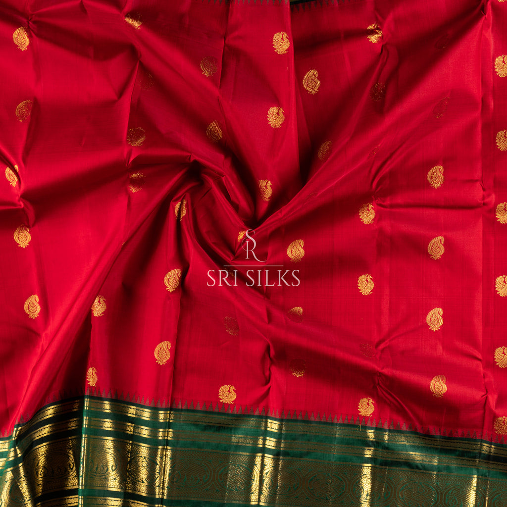 Pure Kanjivaram Silk Saree in Red & Bottle Green with Gold Zari  UID Code: SRS-KS-002
